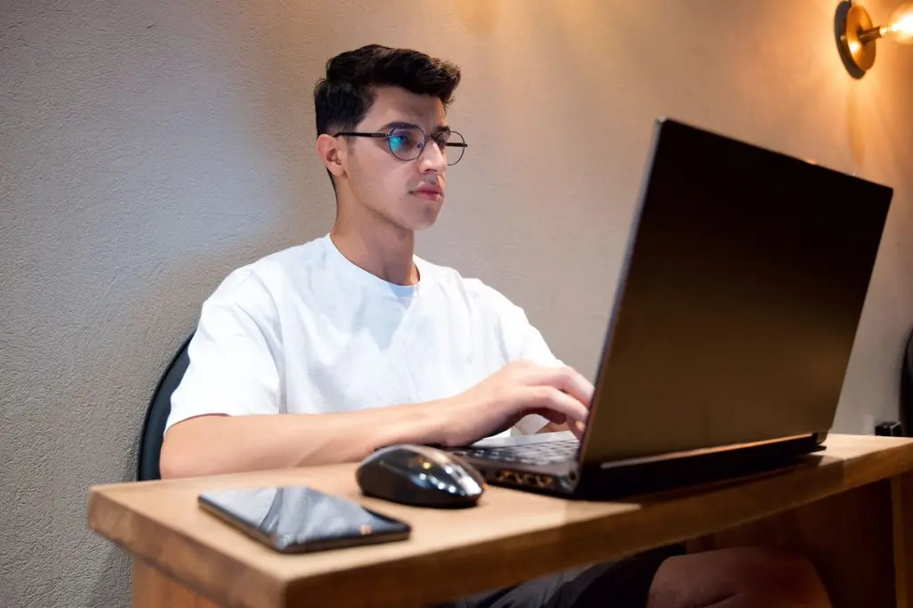 Joven dandose de alta en el RFC por primera vez con su laptop