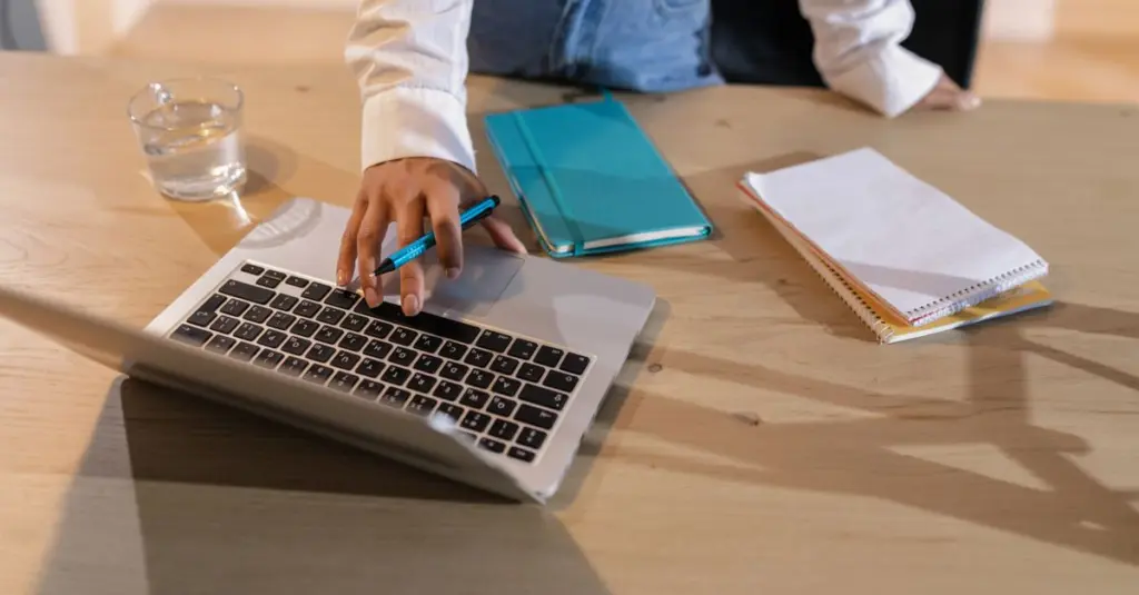 Persona comparando opciones en una laptop sobre un escritorio