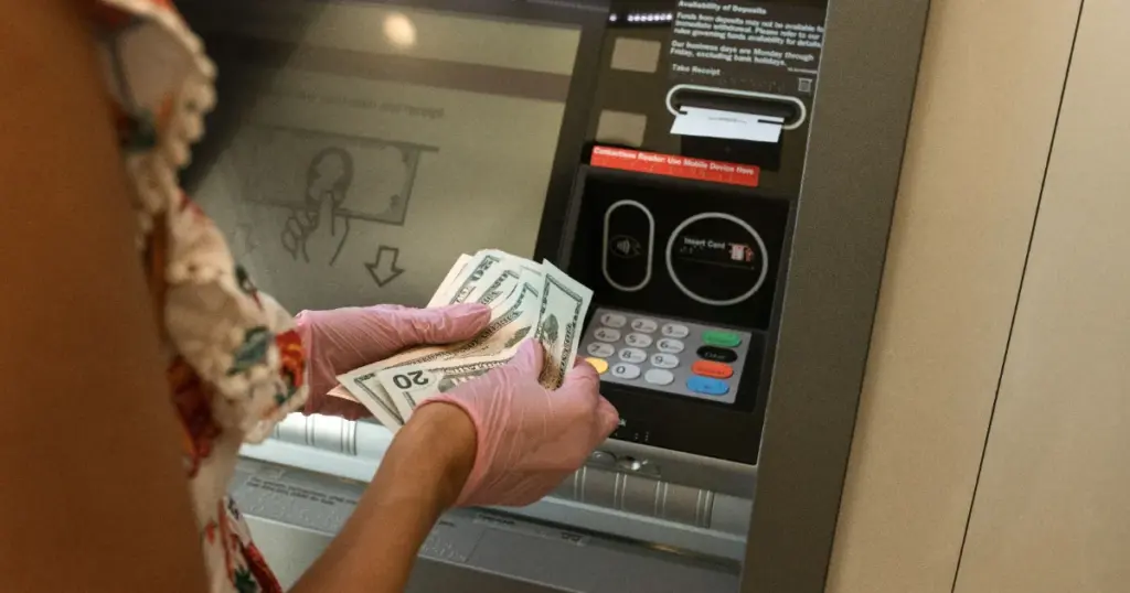 Persona en ventanilla de atención bancaria