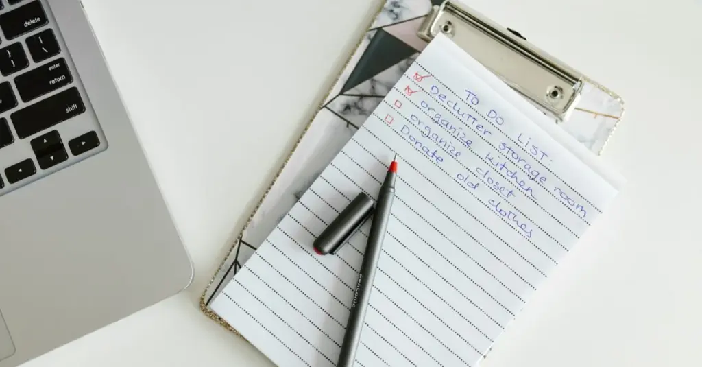 Checklist y lapicero sobre un escritorio