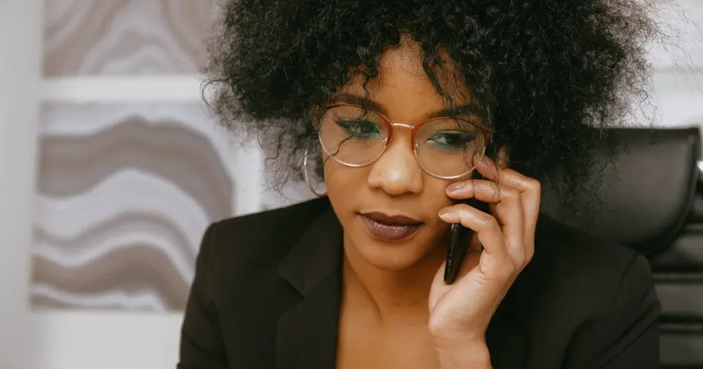 Persona hablando por telefono en la oficina para presentar un reclamo