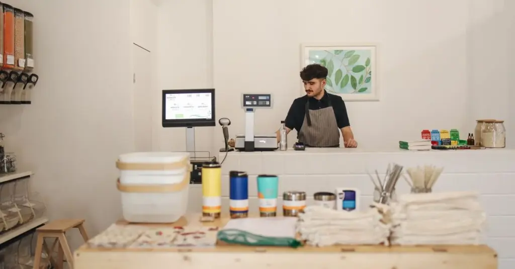 Pequeño comerciante atendiendo su negocio