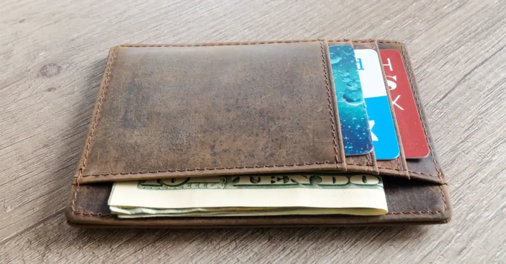 Billetera de cuero con efectivo y varias tarjetas de crédito