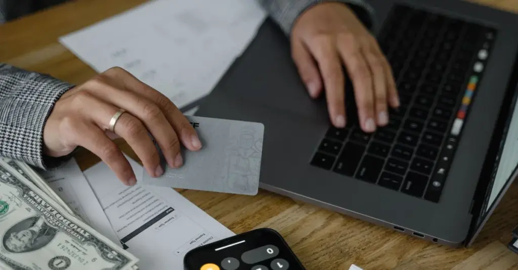 Persona revisando el estado de cuenta de su tarjeta de crédito