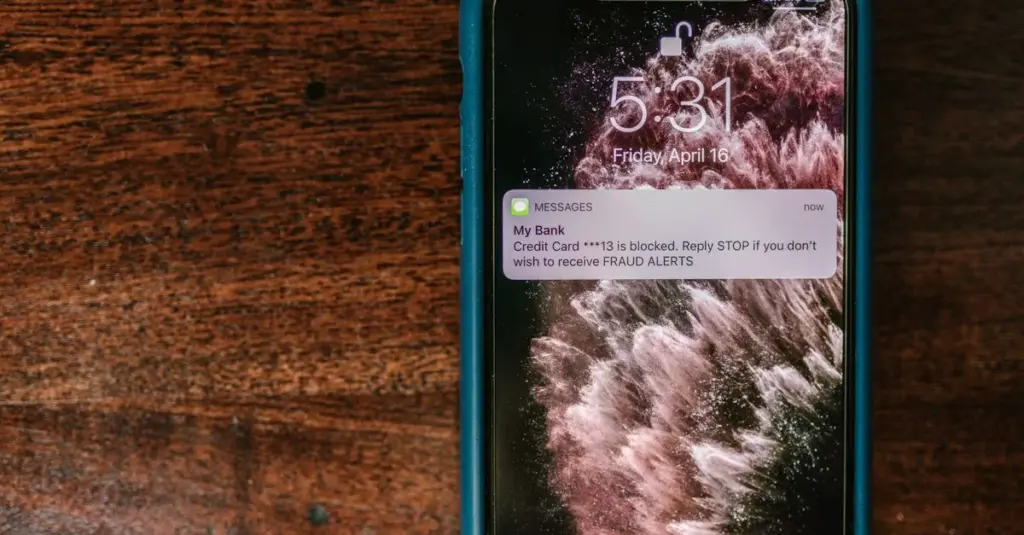 Persona mirando un mensaje sospechoso en el teléfono
