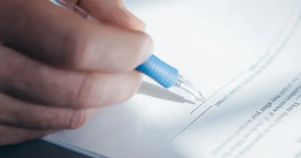 Persona firmando un documento legal