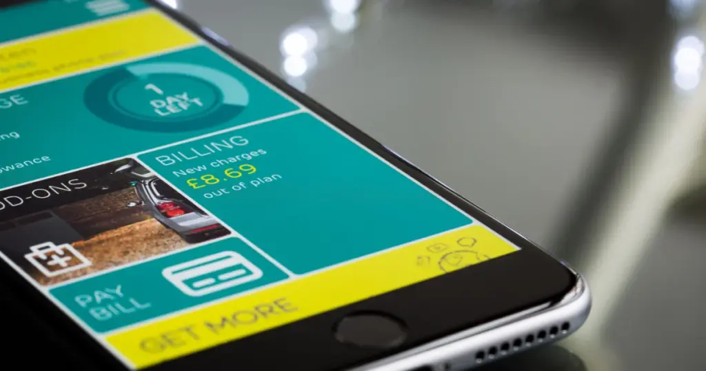 Persona usando aplicación de pago móvil en el celular