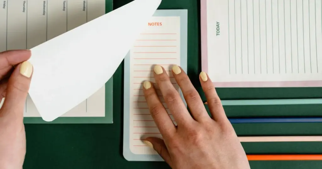 Persona organizando un plan con checklist en el escritorio