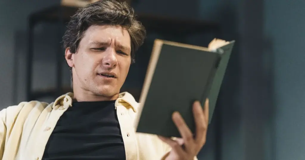 Hombre confundido leyendo una carta de rechazo