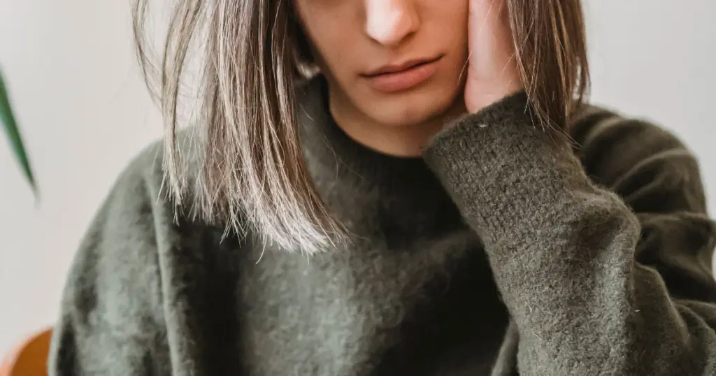 Mujer preocupada mirando su teléfono celular