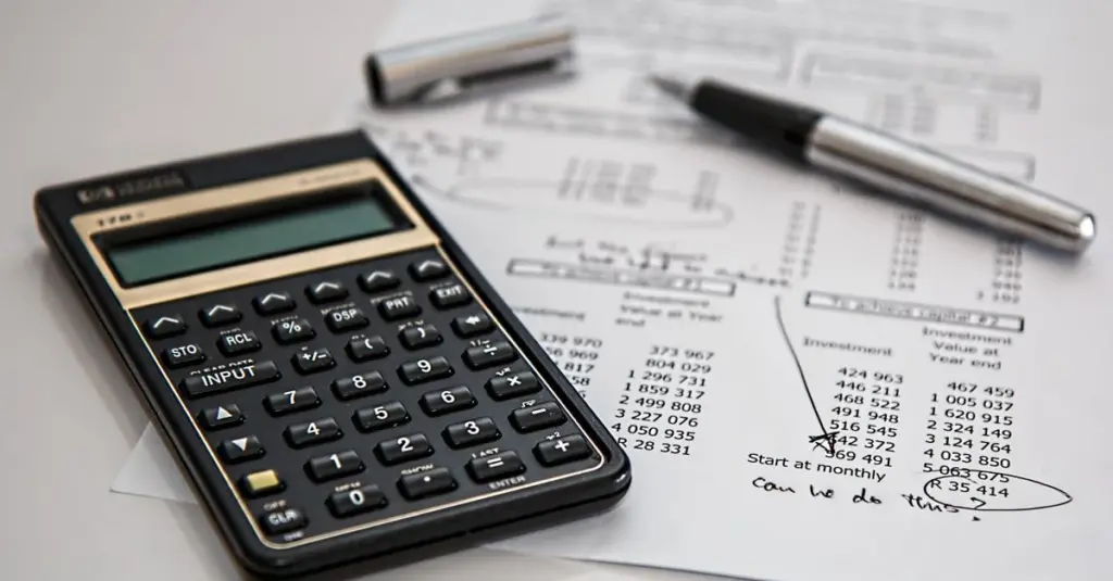 Calculadora y documentos financieros para calcular el cupo inicial