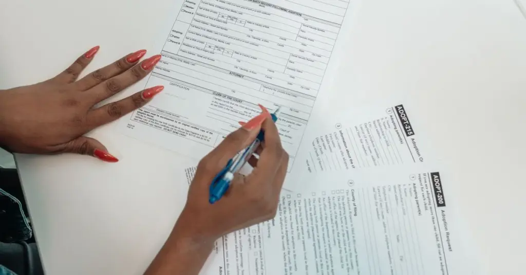 Persona llenando documentos y papeleo financiero