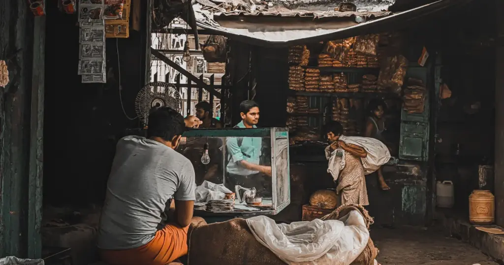 Vendedor de mercado callejero atendiendo su negocio