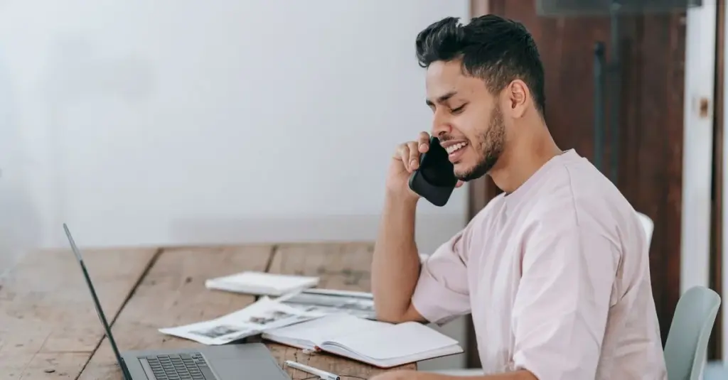 Persona independiente trabajando con su teléfono