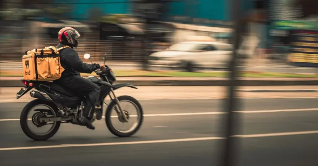 Domiciliario en moto entregando un pedido