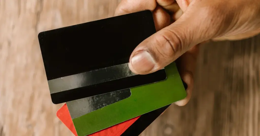 Persona sosteniendo tarjeta débito en la mano