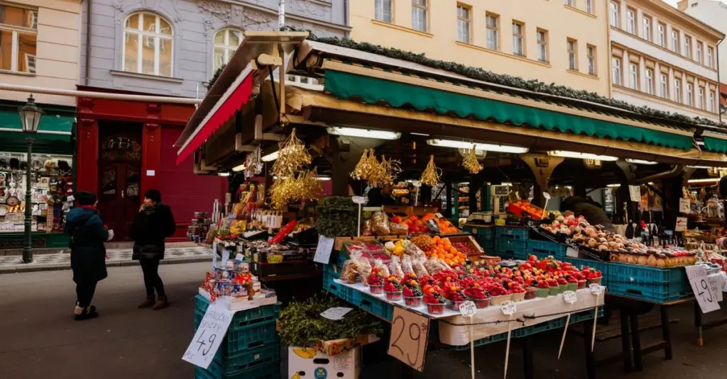 Vendedora en un puesto de mercado callejero