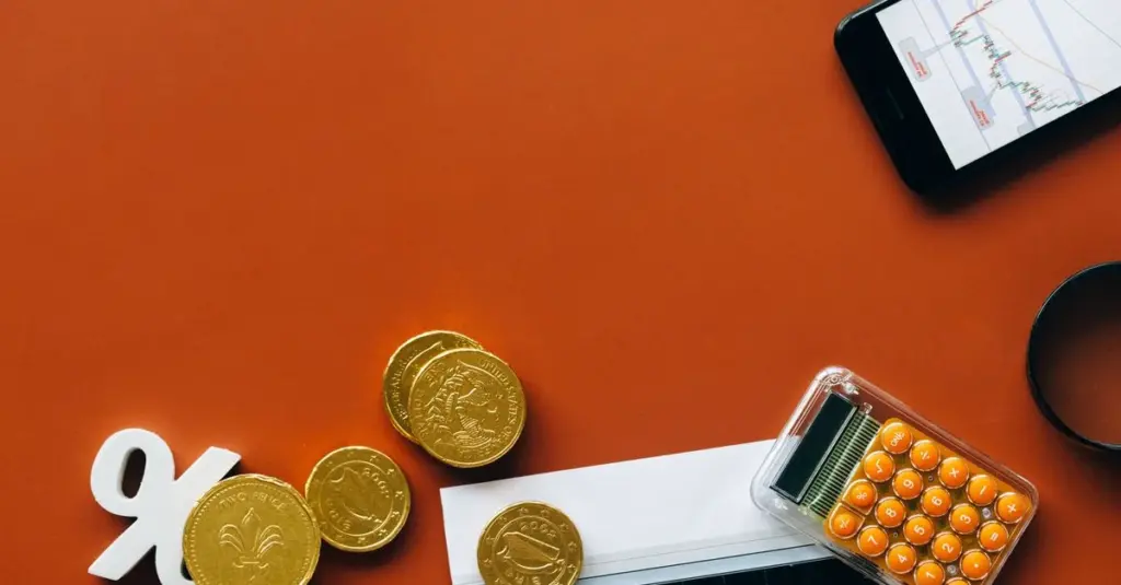 Calculadora y dinero para calcular intereses
