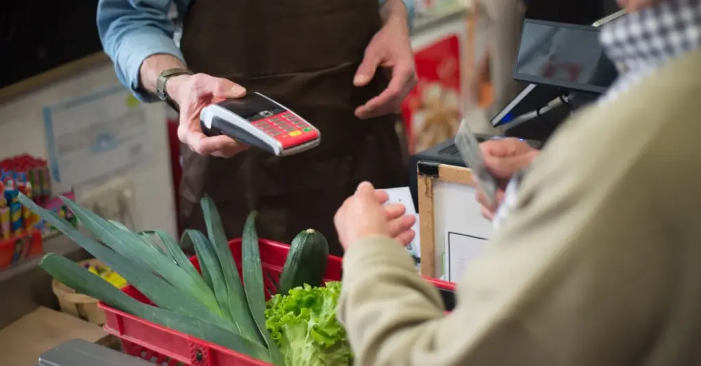 Cliente pagando en la caja de una tienda