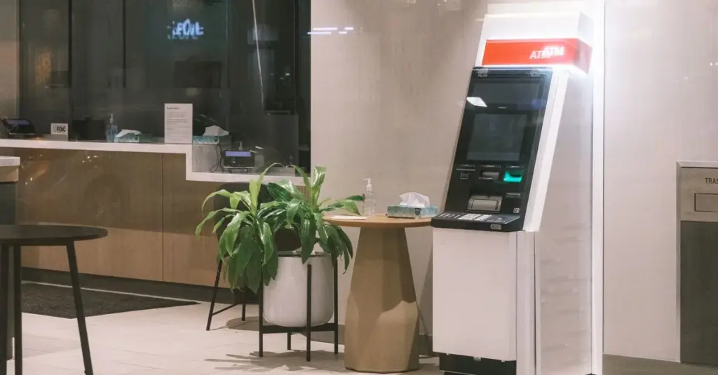 Cajero automático en el lobby de un banco