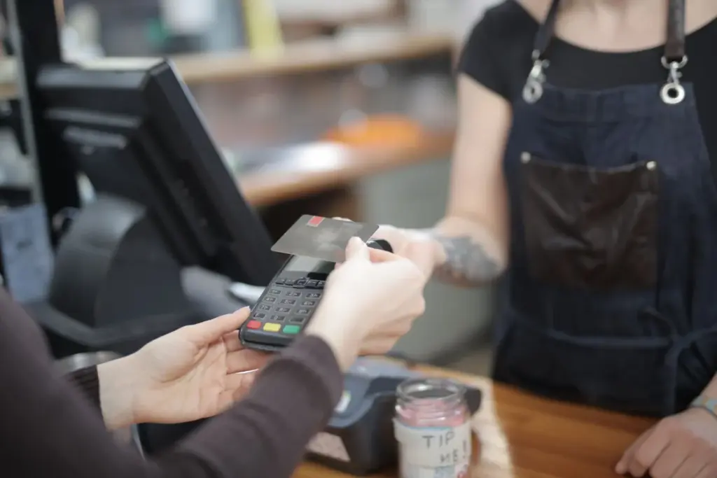 Persona pagando con tarjeta de crédito en tienda