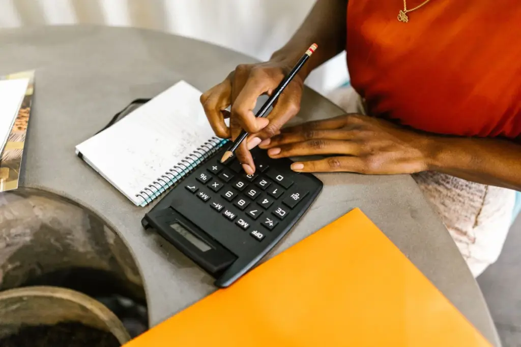Persona revisando presupuesto con calculadora