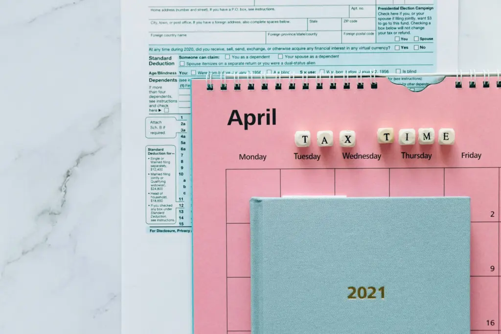 Calendario y formularios de finanzas personales sobre un escritorio
