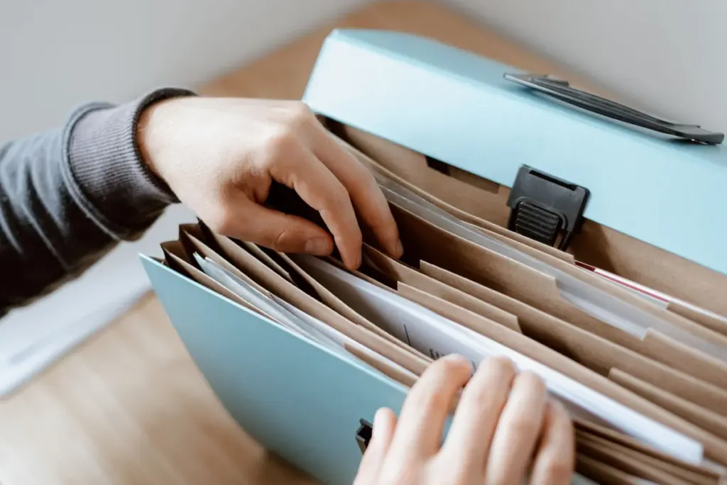 Persona revisando documentos y decidiendo