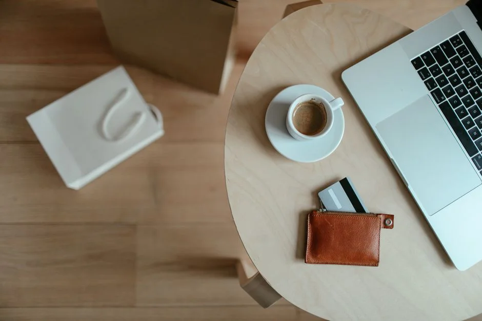 Tarjeta de crédito guardada en una cartera de cuero café