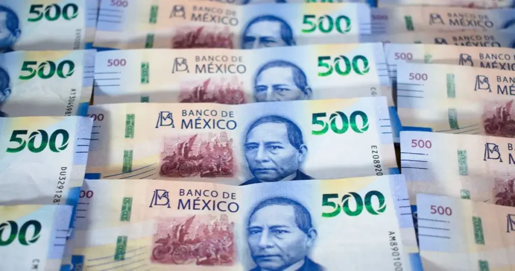 Billetes mexicanos de quinientos pesos extendidos sobre una superficie