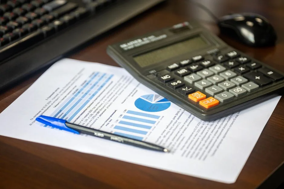 Calculadora y documentos financieros sobre un escritorio