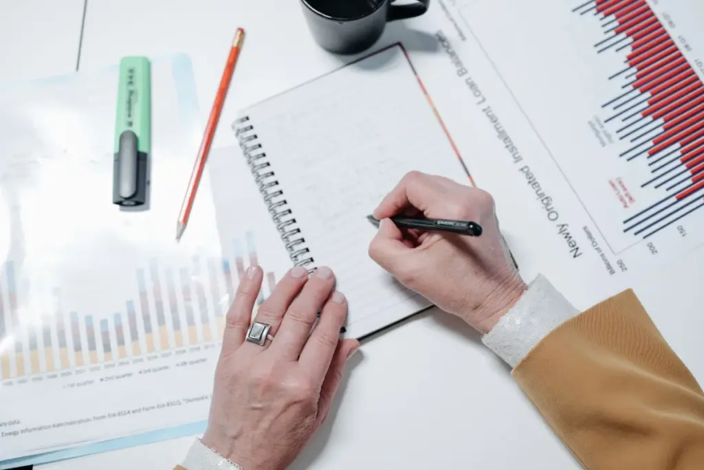 Persona organizando facturas y calculadora