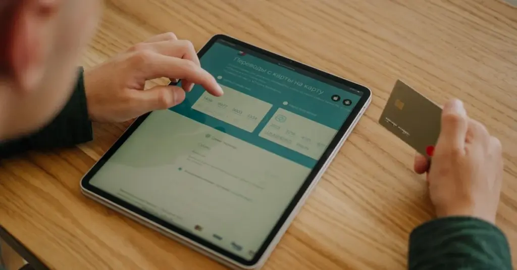 Persona pagando en linea con tableta y tarjeta
