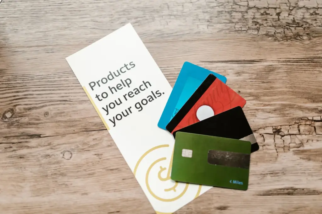 Tarjetas de crédito comparadas sobre una mesa de madera