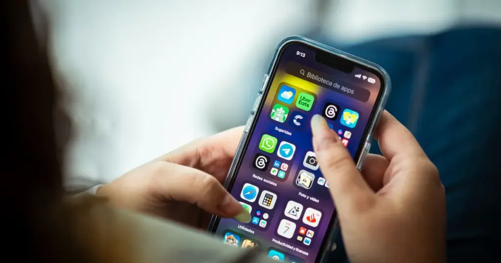 Persona revisando aplicaciones bancarias en el celular