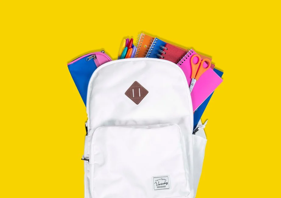 Mochila blanca con útiles escolares para el regreso a clases
