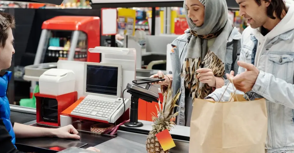 Pareja comprando despensa en un supermercado