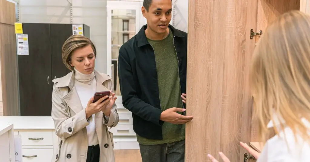 Pareja comprando muebles de madera en una tienda departamental