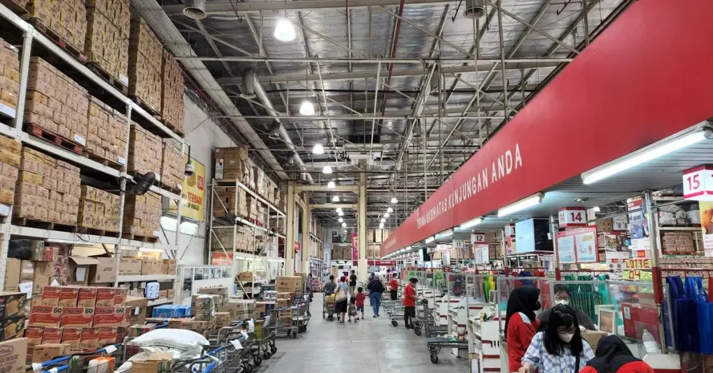 Personas comprando en una tienda de mayoreo tipo Costco