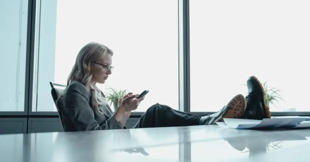 Mujer profesional usando el celular en la oficina