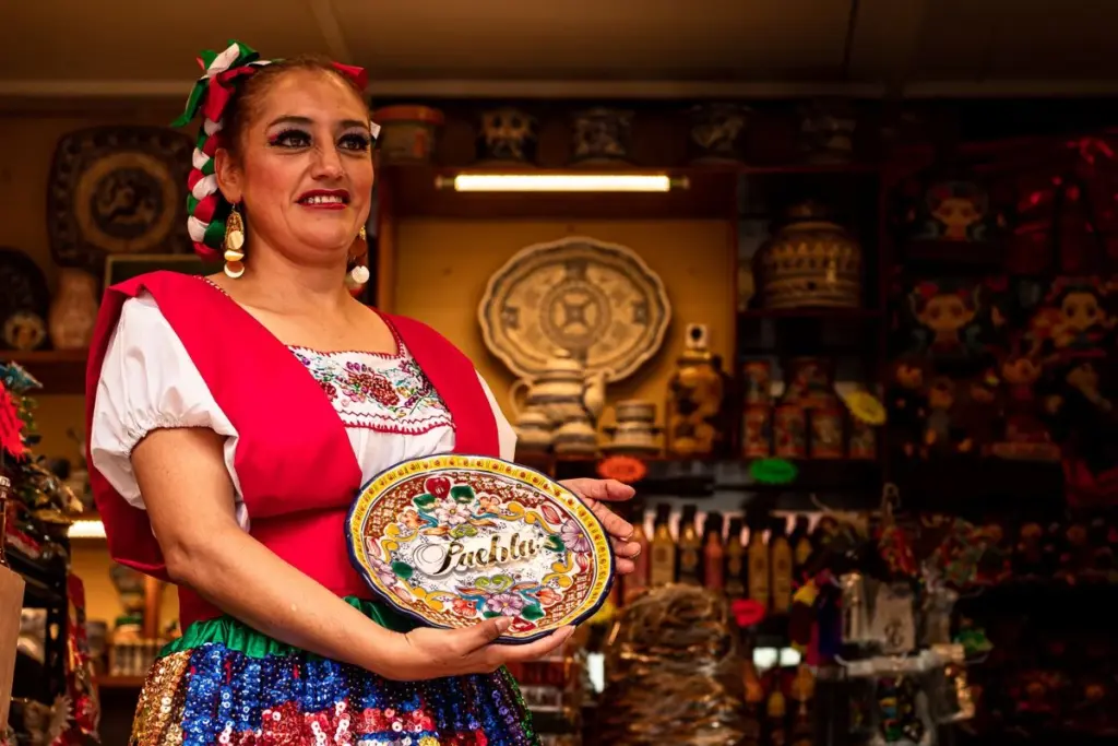 Emprendedora atendiendo su pequeño negocio de artesanías en México