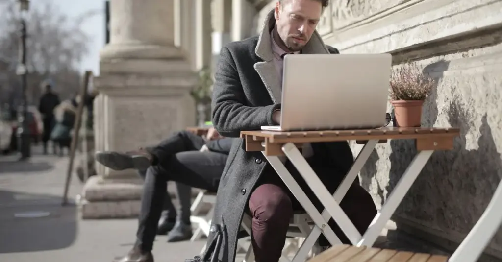 Freelancer trabajando con su laptop al aire libre