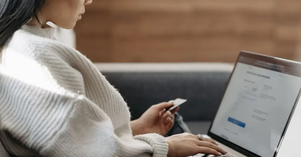 Mujer pagando servicios en línea con tarjeta desde su laptop