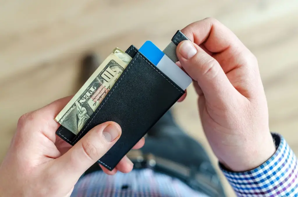 Billetera con tarjetas de crédito en mano