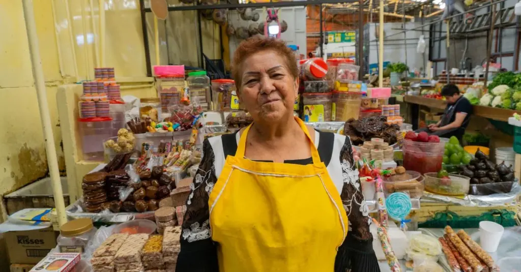 Vendedora en su puesto de mercado en México