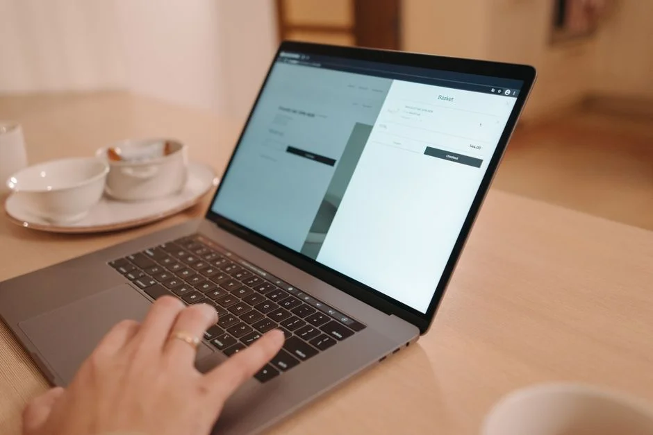 Persona usando una laptop con una página de compras en línea abierta