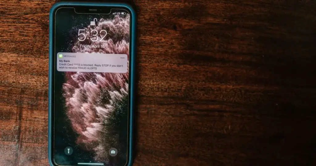 Celular mostrando alerta de fraude en tarjeta de crédito