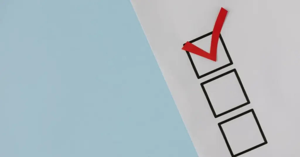 Lista de verificación con un checkmark rojo marcado