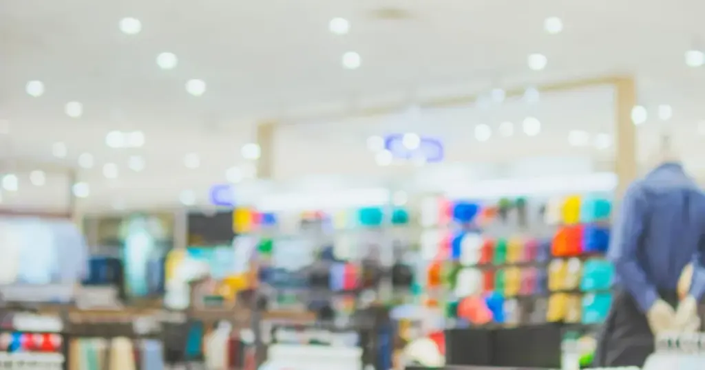 Persona comprando ropa en tienda por departamento