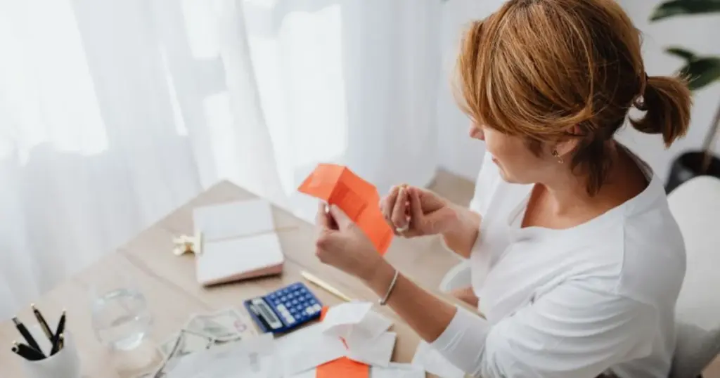 Persona revisando recibos y comprobantes para ordenar sus ingresos